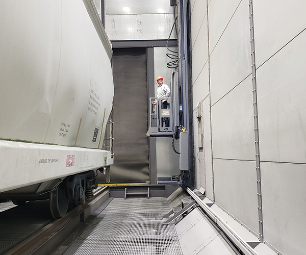 Blast room with manlift